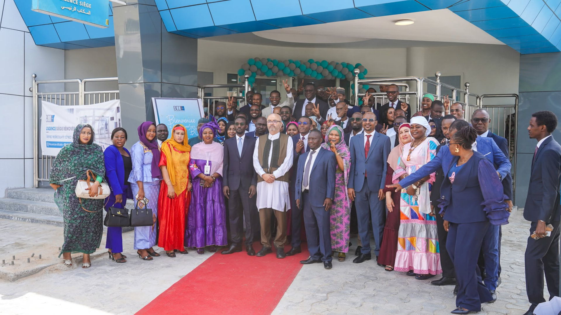 Équipes et invités de la BCC réunis devant l'agence siège rénovée de N'Djamena